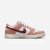 Nike Dunk SB rosa de costado