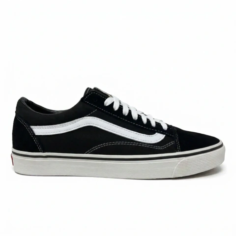 Vans clásicas negras de costado