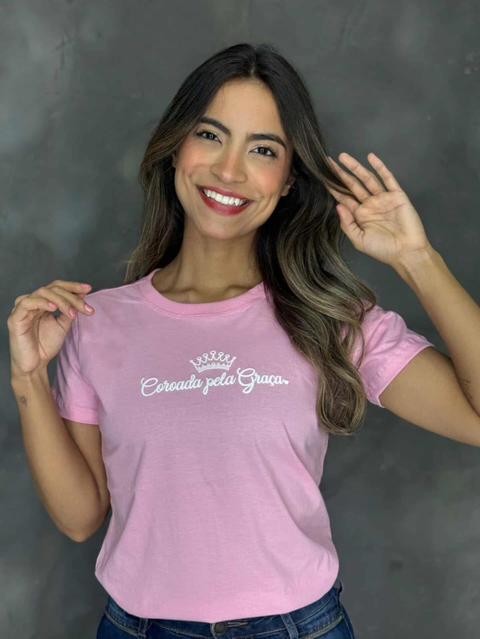 T-shirt - Bordada - Coroada pela graça - Rosa chiclete