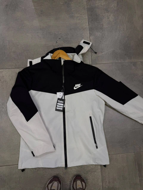CAMPERA NIKE ROMPEVIENTO 7