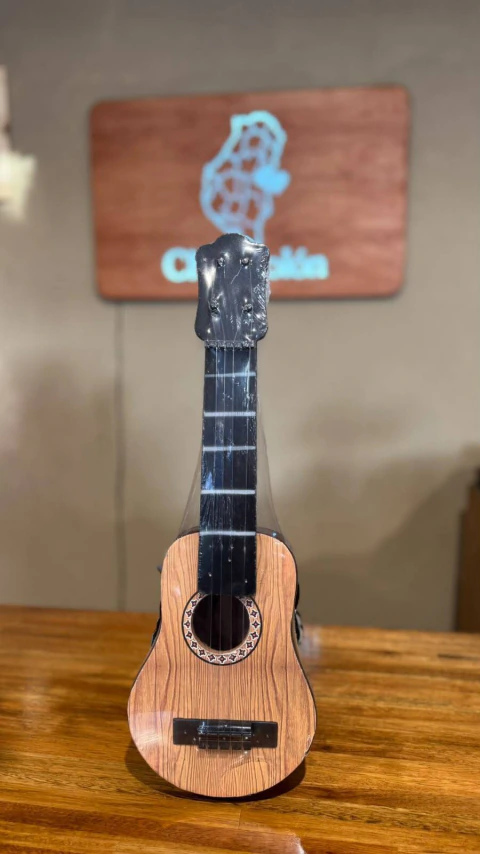 GUITARRA PEQUEÑA