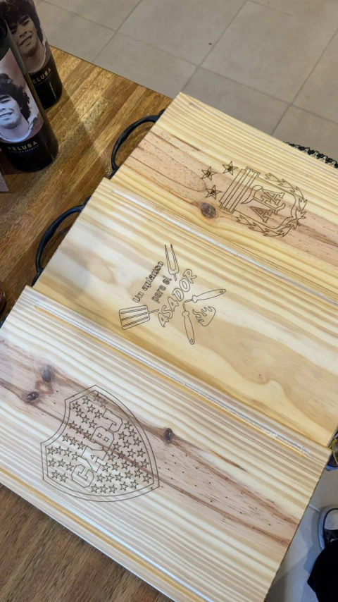 TABLA PINO GRABADA CON MANIJA
