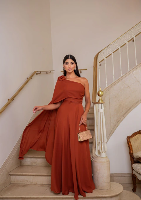 Vestido Slim Size de Festa Longo Um Ombro Só com Capa e Flor 3D