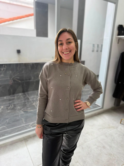 Cardigan calado con perlas