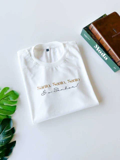 T-SHIRT FEMININA - SANTO É O SENHOR - COR MARFIM - FILHAS D`MARIA