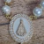 Terço Nossa Senhora Aparecida com perólas e metal dourado na internet