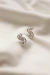 Aretes pequeños en plata 950 con diseño de filigrana Momposina en forma de S que refleja la RIQUEZA MOMPOSINA