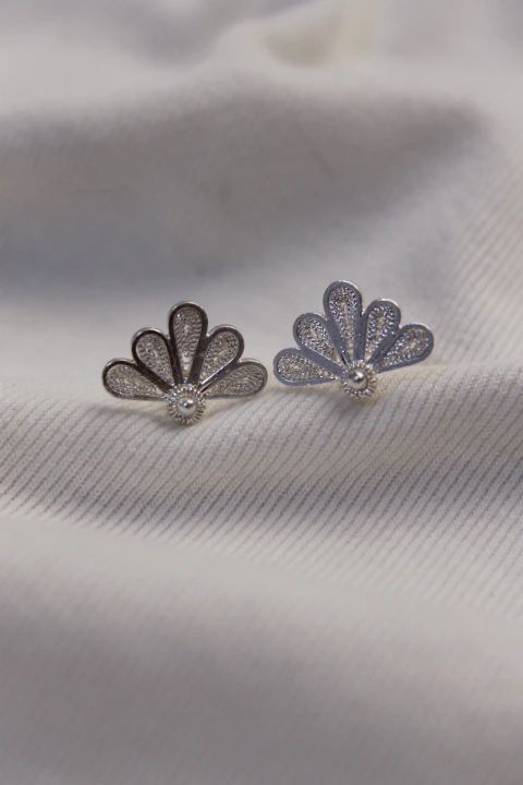 Aretes tipo topos en plata 950 con diseño de filigrana momposina en forma de abanico inspirado en pavo real