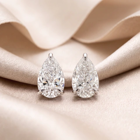 Brincos Solitários em Lapidação Gota em Ouro Branco 18k – 6 quilates (3 quilates cada)