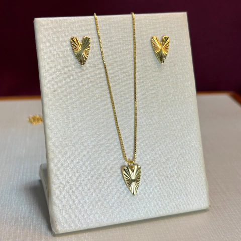 Conjunto Coração Efeito Diamantado - Banho Ouro 18K