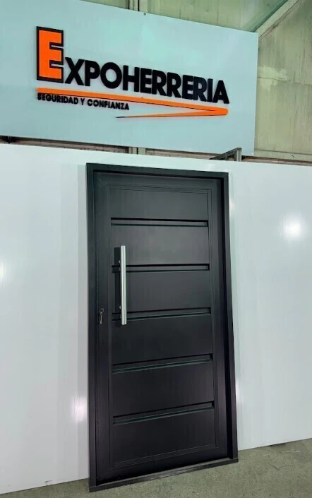 Puerta Peatonal 1.00x2.00 Chapa Ciega Negra / CARBONO