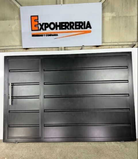 Portón Corredizo 3.00x2.00 c/Puerta de Escape Chapa Ciega / CARBONO BLACK