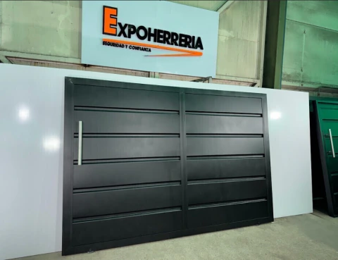 Portón Corredizo 4.00x2.00 Chapa Ciega / CARBONO BLACK