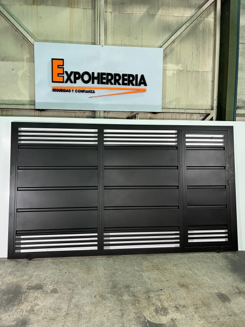 Portón Corredizo 4.00x2.00 c/Puerta de Escape Doble Visor de Caño Extremo / NEON