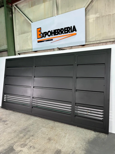 Portón Corredizo 4.00x2.00 c/Puerta de Escape Visor de Caño / TITANEO