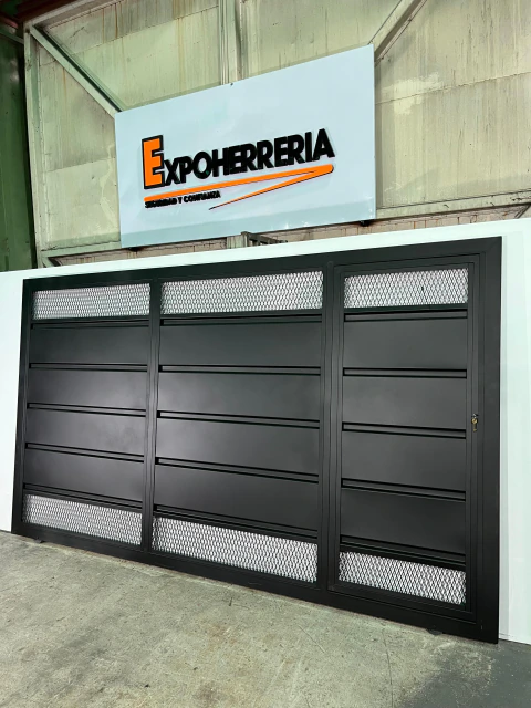 Portón Corredizo 4.00x2.00 c/Puerta de Escape Doble Visor de Malla Extremo / NIQUEL