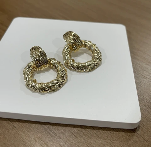 BRINCO PENDENTE TORCIDO BANHADO A OURO