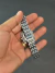 Relógio feminino Roma Square com caixa quadrada e pulseira metálica prateada, mostrador com números romanos e detalhes em pedras brilhantes