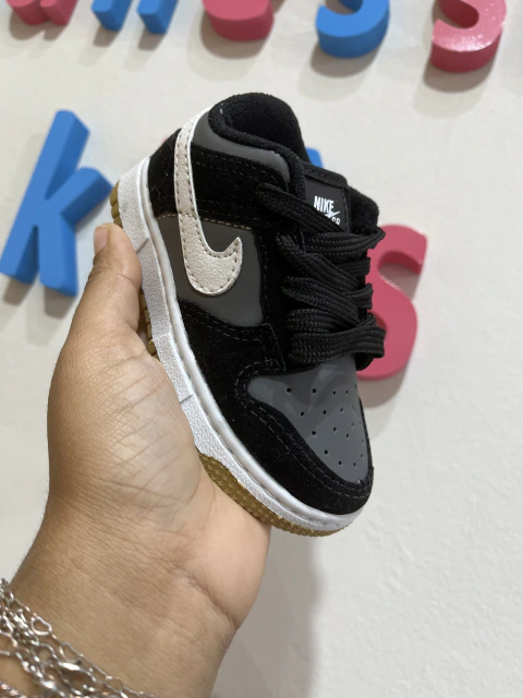 Tênis Nike Dunk low Cinza e preto