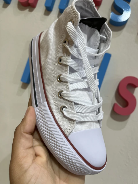 Tênis All Star branco detalhe vermelho cano alto