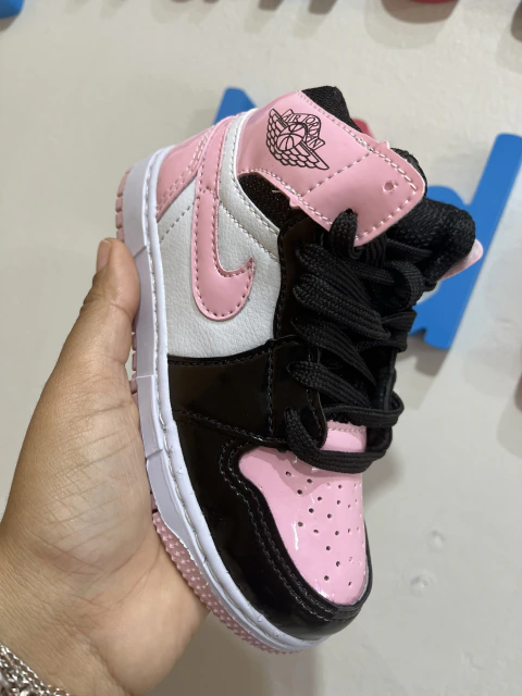 Tênis Nike Air Jordan Em verniz cor rosa preto