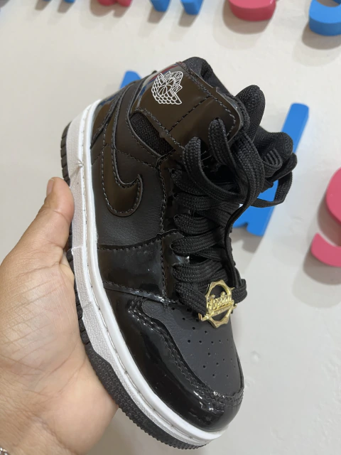 Tênis Nike Air Jordan cano alto Preto acabamento envernizado