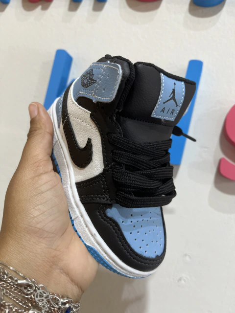 Tênis Nike Air Baby cano alto azul claro preto