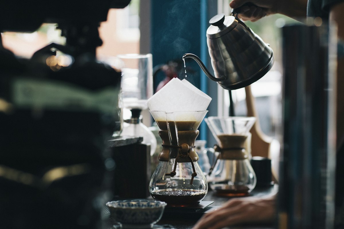 Café sendo coado no balcão