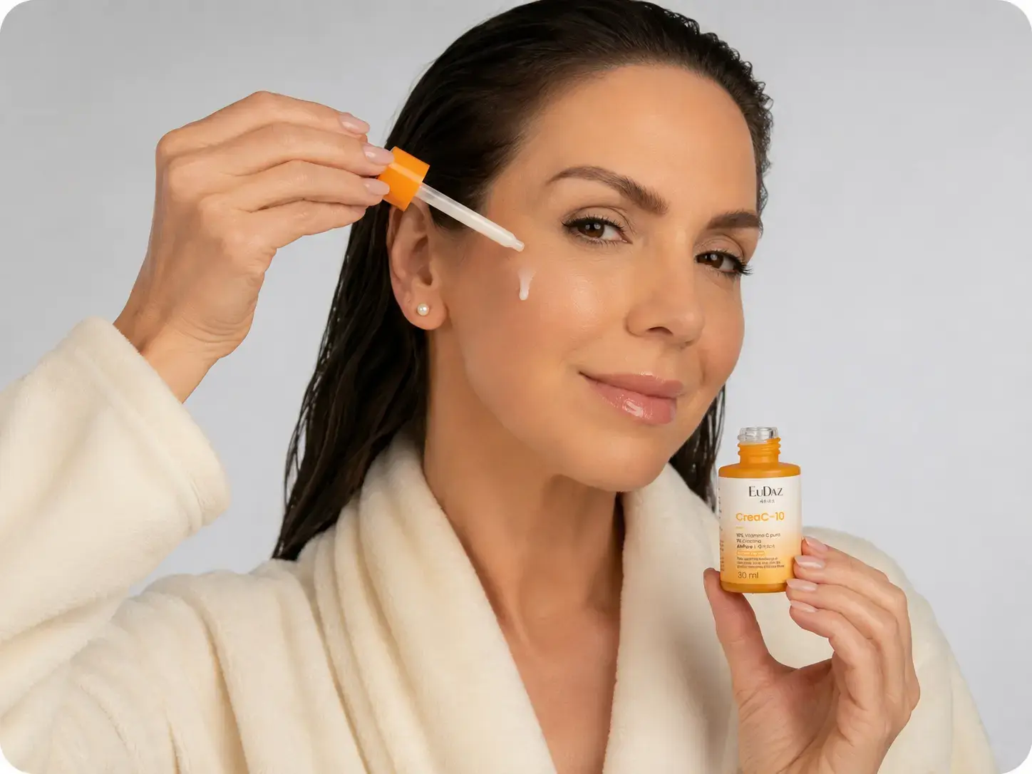 Aplicação do sérum facial CreaC-10 no rosto