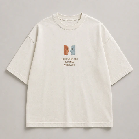Camiseta oversized off-white Duas Versões, Mesma Verdade, foto de catálogo com o bordado das duas faces centralizado no peito
