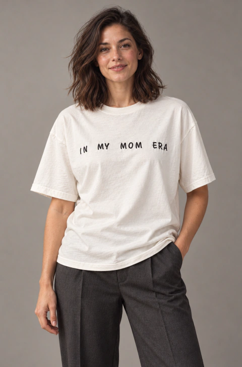 Camiseta oversized off-white In My Mom Era vestida, vista de frente