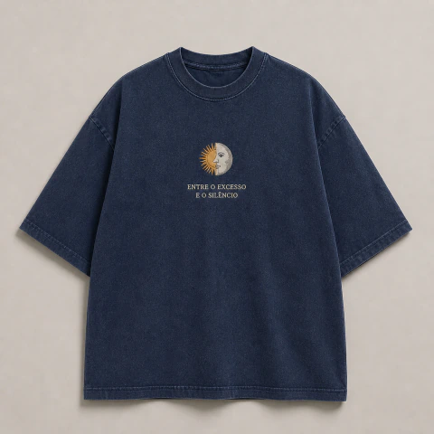 Camiseta oversized azul-marinho lavada Entre o Excesso e o Silêncio, foto de catálogo com o bordado do sol e lua centralizado no peito