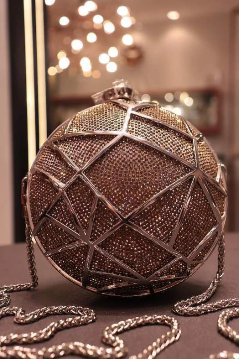 BOLSA CLUTCH ESFERA PEQUENA DE CRISTAIS COM OURO