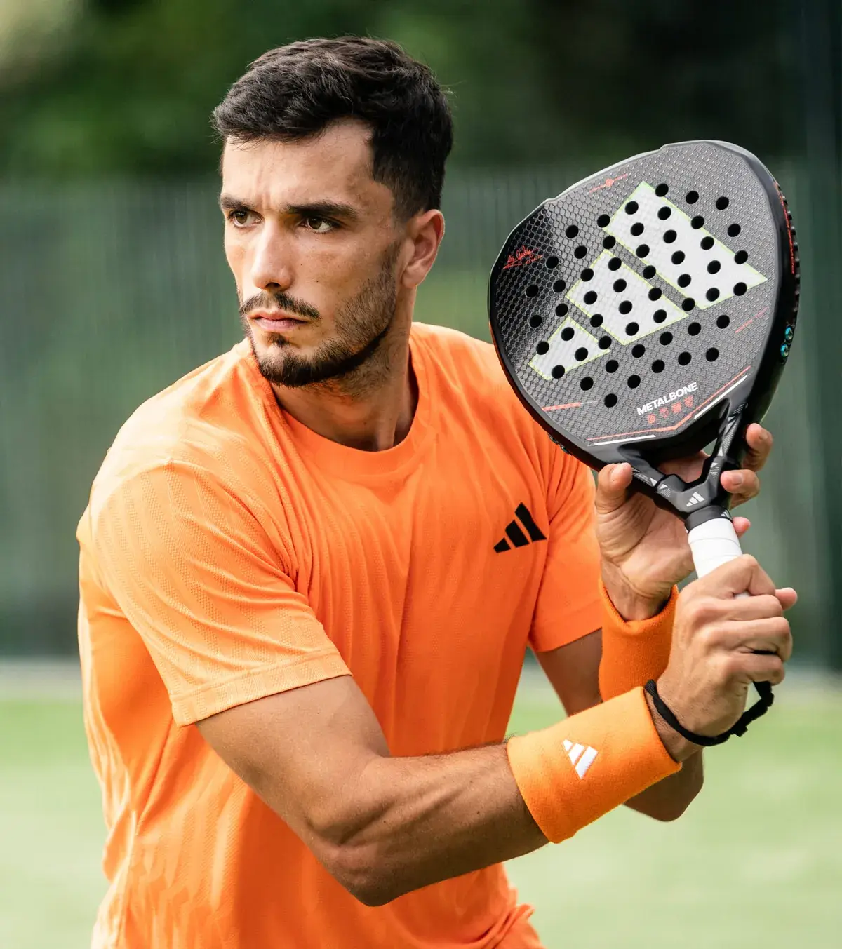 Jugador de padel con pala Adidas Metalbone