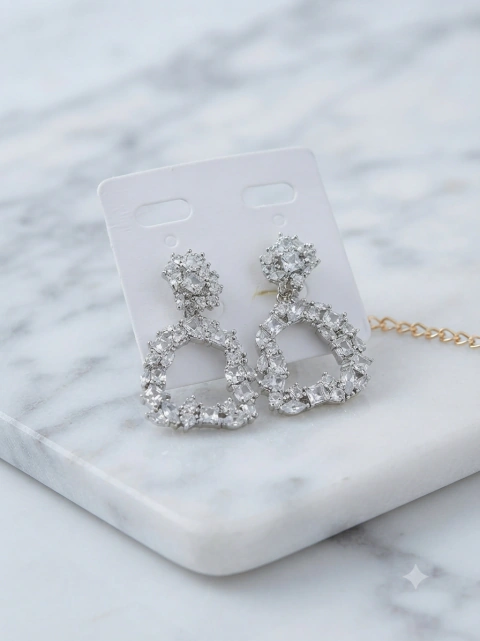 Aretes colgantes con piedras decorativas