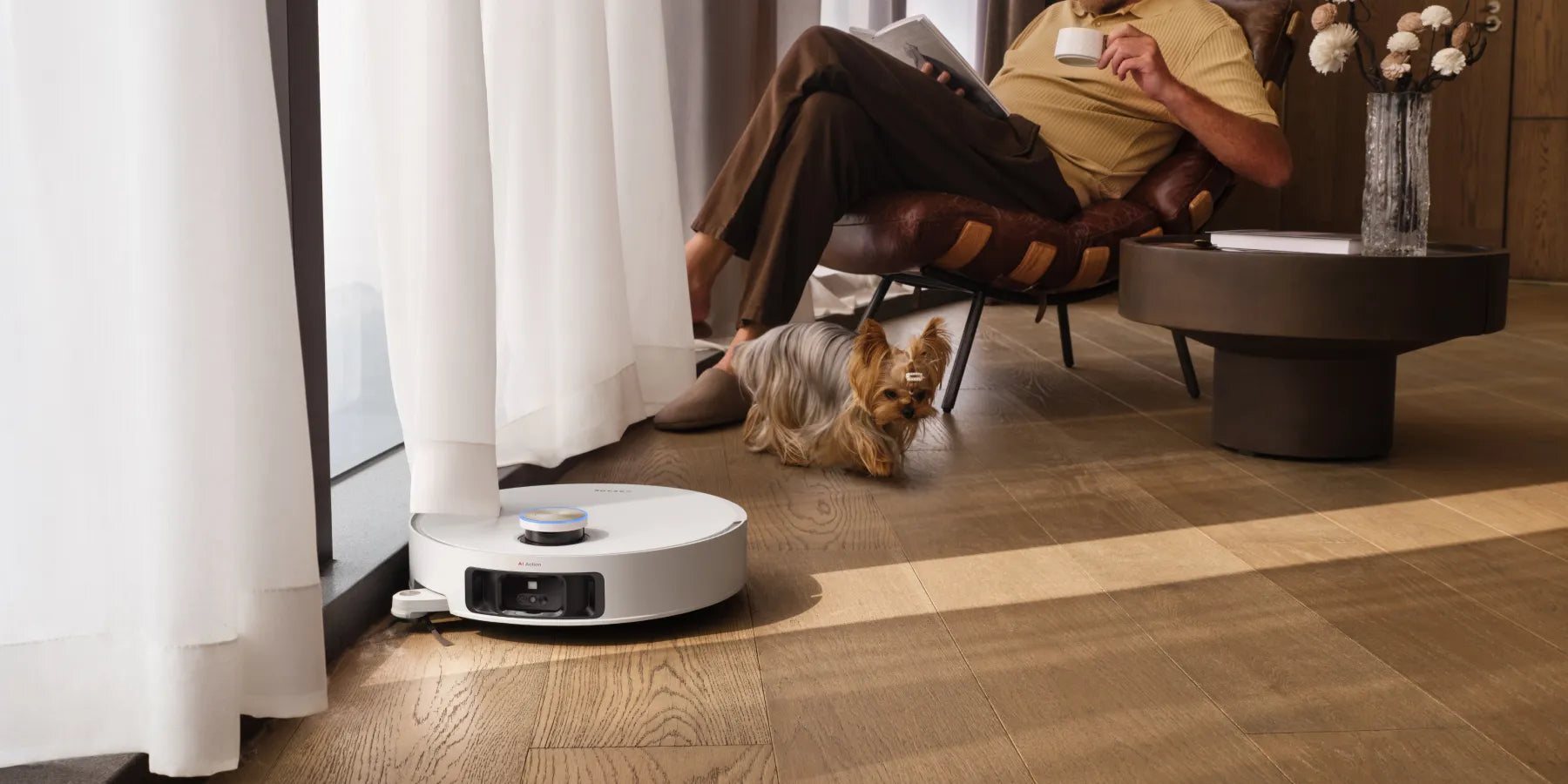 El robot aspirador limpia de forma eficaz debajo de las cortinas y elimina los enredos de pelo suelto
