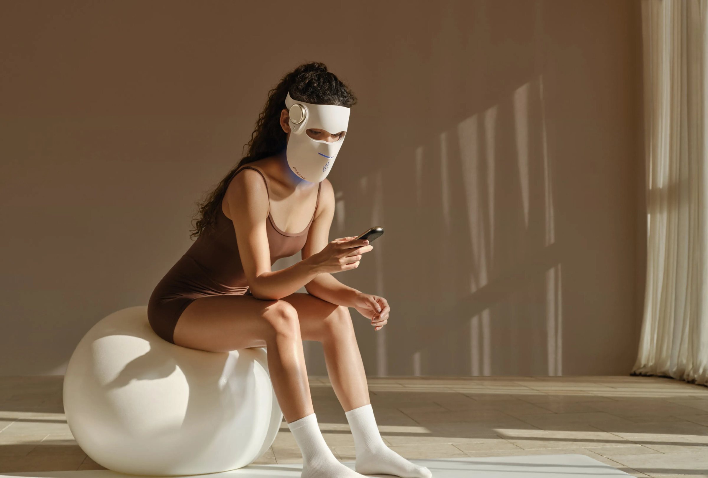 Dreame Chrona máscara fotónica antienvejecimiento – terapia de luz sin pausas, incluso mientras se usa el móvil.