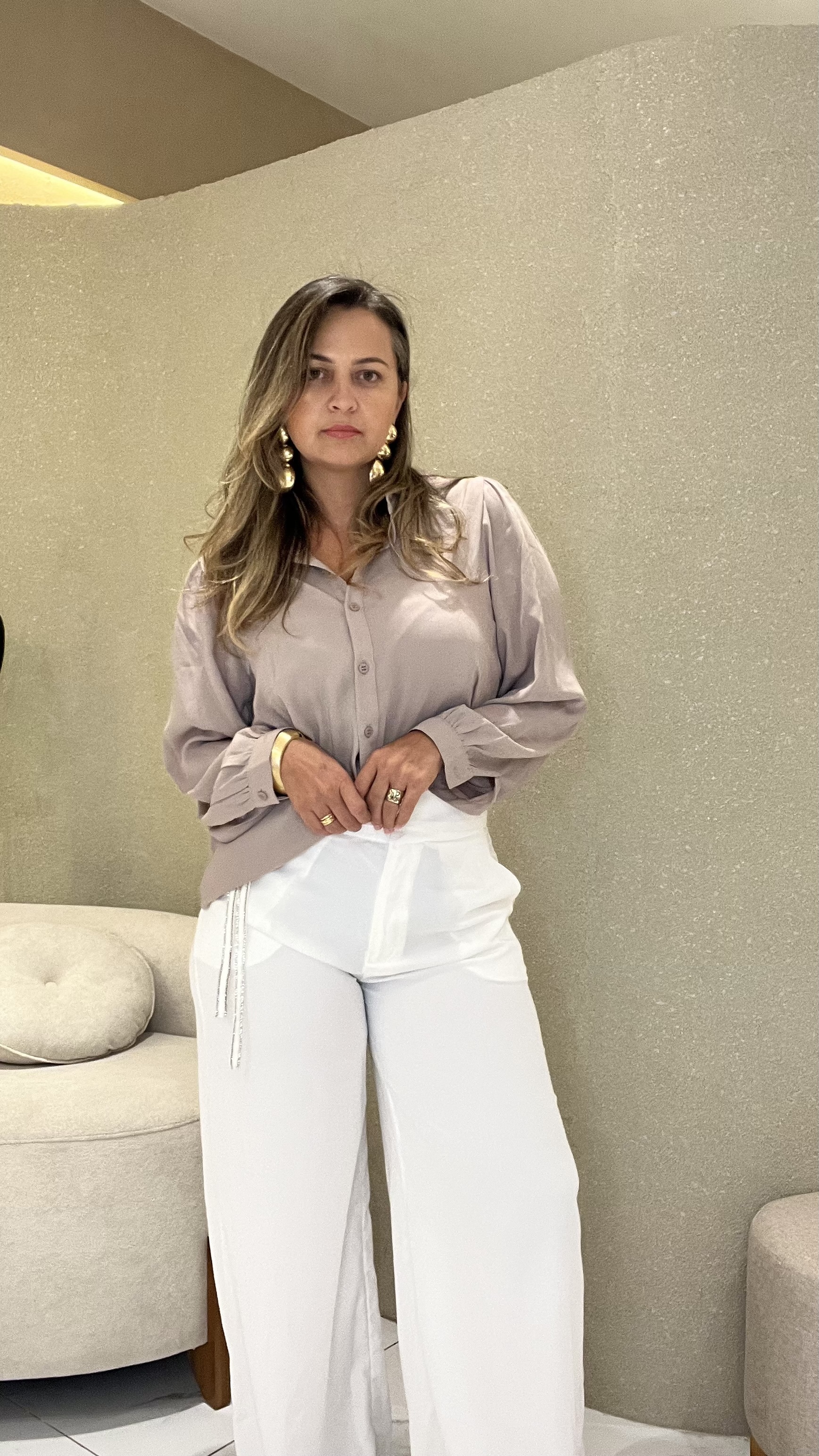 Modelo usando alfaiataria Intemporelle.