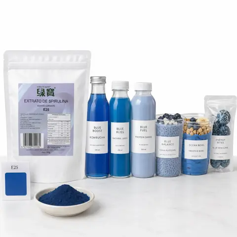 Pacote de extrato de spirulina em pó azul com amostras de bebidas e alimentos azuis feitos com corante natural de ficocianina