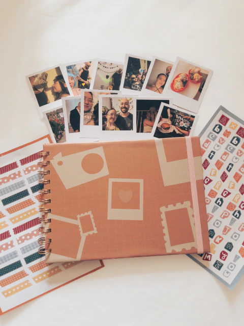 Kit caderno de memórias Laranja + 12 polaroids + 2 cartelas de adesivos para o caderno :))