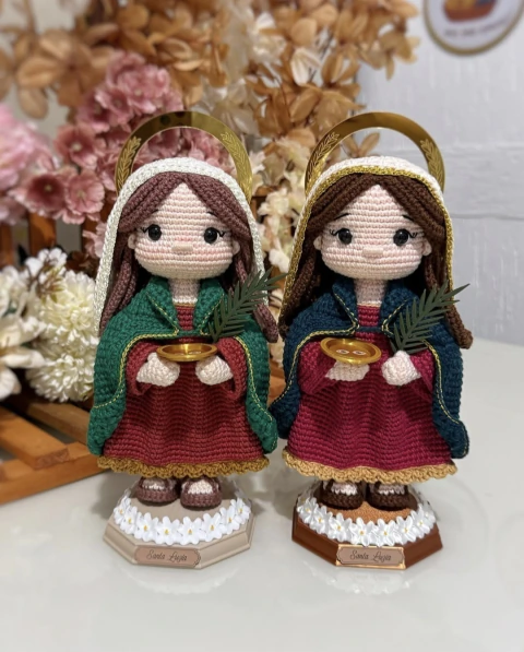 Boneca Santa Luzia Crochê