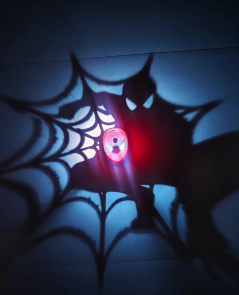 Luminária Homem Aranha com Projeção de Sombra na Parede