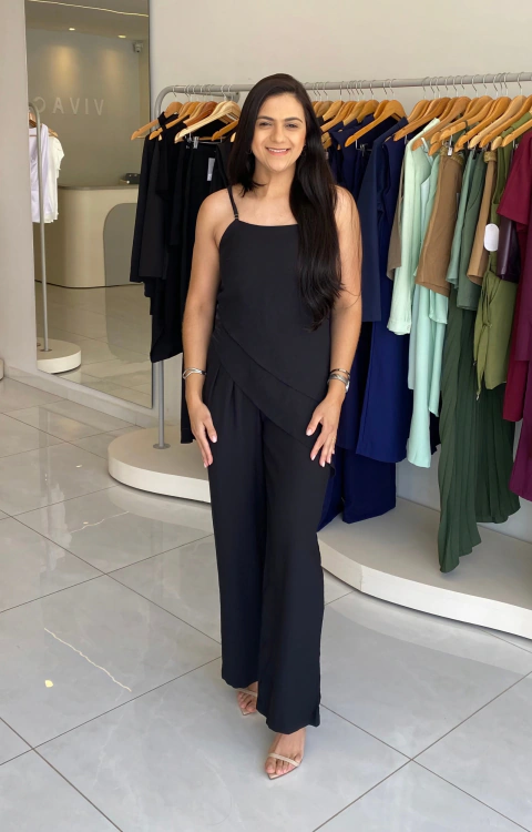 Conjunto Feminino Preto com Blusa Assimétrica e Alças Finas