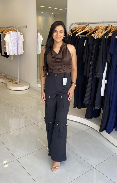 Calça Feminina Cargo Preta com Bolsos Utilitários