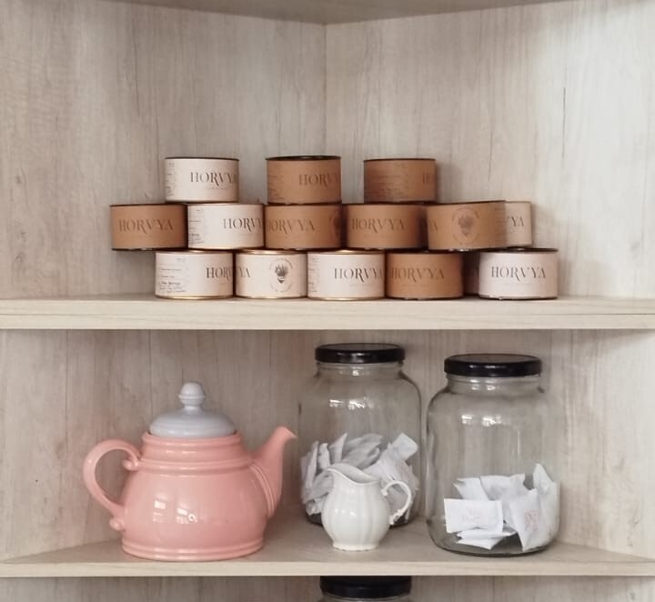 Espacio Casa Horvya con sus blends de té y accesorios