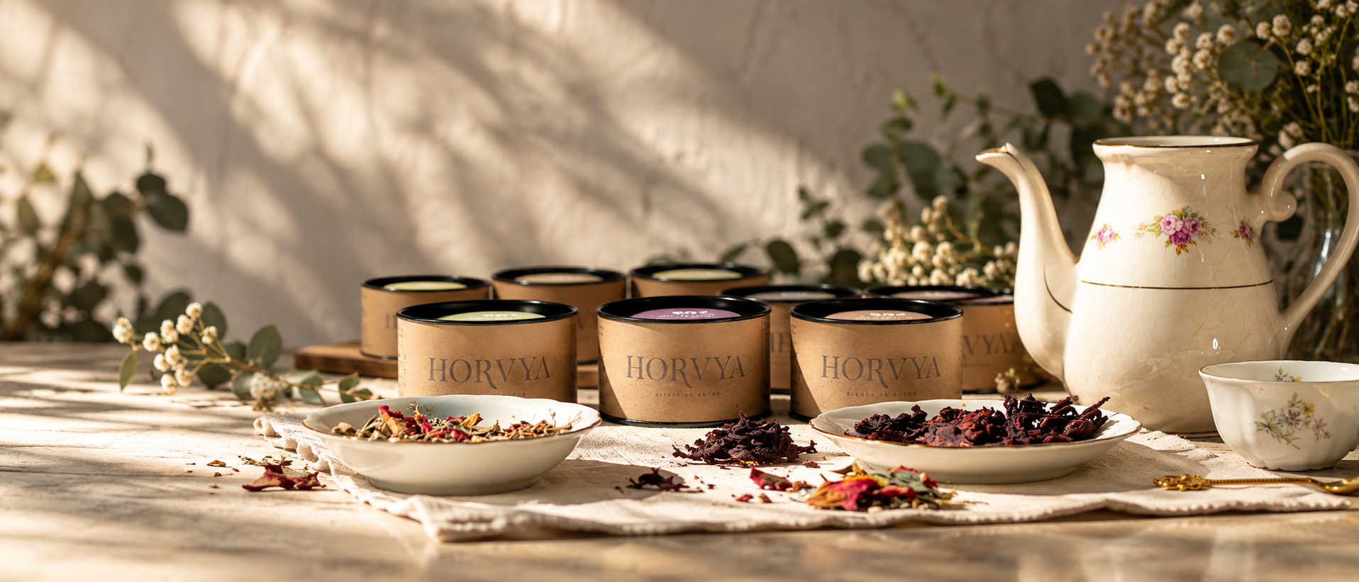 Composición visual de Casa Horvya: latas, hebras y una mesa de té con luz cálida