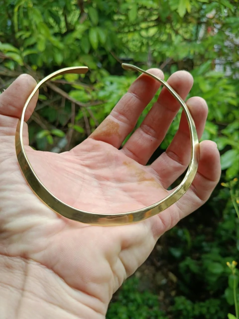 Gargantilha Choker Torc Lisa Dourada