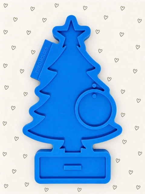 Árvore de natal com bola pendente para foto
