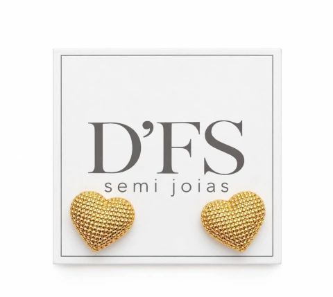 brinco coração dourado com textura pontilhada