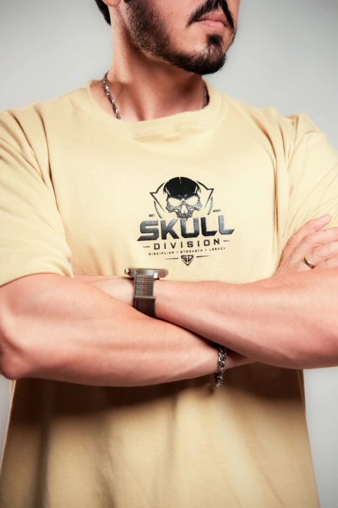 Camiseta Oversized Areia com Manga – Estampa Skull Division